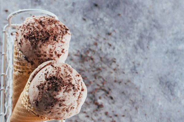 Chocolade-ijs in wafel kegels. Beton steen grijze achtergrond. Zomer Dessert. Ruimte, close-up kopiëren — Stockfoto