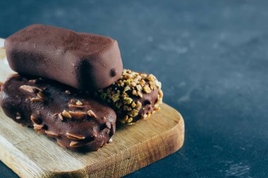 Üç tür bir Eskimo dondurma ahşap yaban domuzu üzerinde çikolata sır