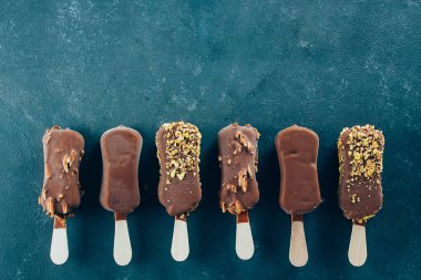 Eskimo dondurmanın içine mavi zemin üzerine çikolata sır. Lezzetli tatlı gıda aperatif tedavi. Üstten Görünüm, kopya alanı