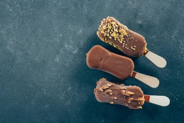 Yaz yiyecek arka plan. Eskimo dondurmanın içine çikolata sır. Lezzetli tatlı gıda aperatif tedavi. Üstten Görünüm, kopya alanı