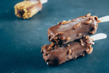 Nurs taş zemin üzerine ile Eskimo sopa dondurma çikolata sır içinde tarih. Lezzetli tatlı gıda aperatif tedavi. Yakın çekim, kopya alanı