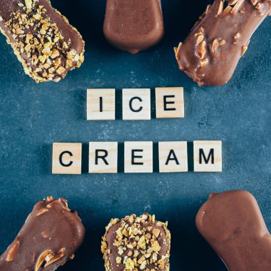 Eskimo dondurmanın içine beton mavi zemin üzerine çikolata sır.