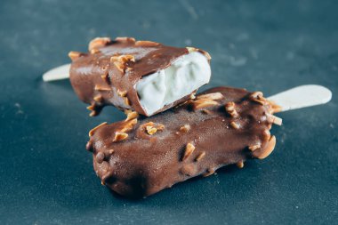 Nurs taş zemin üzerine ile Eskimo sopa dondurma çikolata sır içinde tarih. Lezzetli tatlı gıda aperatif tedavi. Yakın çekim, kopya alanı