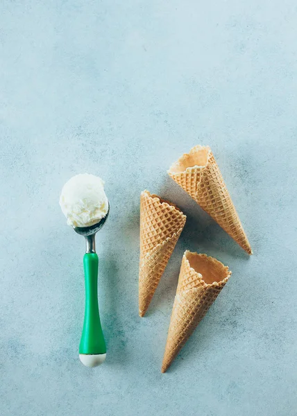 ワッフル コーン アイス クリーム スプーン。夏のデザート アイス クリーム、おいしいおいしい御馳走。上面図、空間をコピーします。青色の背景 — ストック写真
