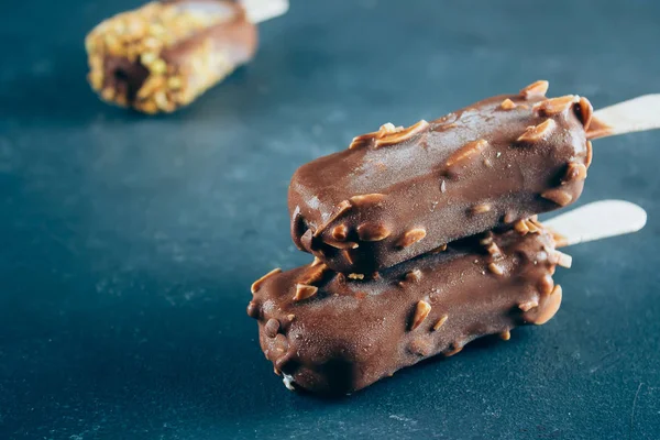 Nurs taş zemin üzerine ile Eskimo sopa dondurma çikolata sır içinde tarih. Lezzetli tatlı gıda aperatif tedavi. Yakın çekim, kopya alanı