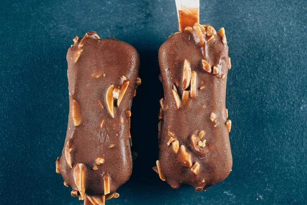 Nurs taş zemin üzerine ile Eskimo sopa dondurma çikolata sır içinde tarih. Lezzetli tatlı gıda aperatif tedavi. Üstten Görünüm