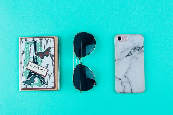 Concept de voyage Top View avec passeport, smartphone et lunettes de soleil sur fond turquoise avec espace de copie. Voyage, été, concept de vacances — Photo