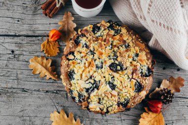 Ahşap rustik backgr fındık ve erik ile ev yapımı sonbahar kek