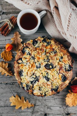 Ahşap rustik backgr fındık ve erik ile ev yapımı sonbahar kek