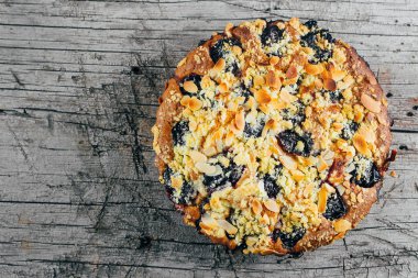 Ahşap rustik backgr fındık ve erik ile ev yapımı sonbahar kek