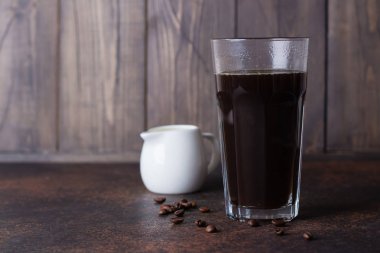 Kahve çekirdekleri ile koyu arka plan üzerinde sıcak kahve espresso bir bardak