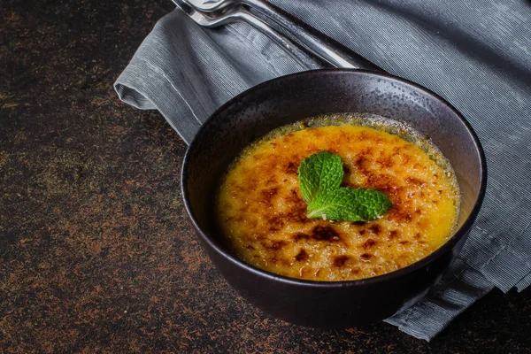 Tigela de creme brule com bagas frescas em fundo de madeira, vista superior — Fotografia de Stock