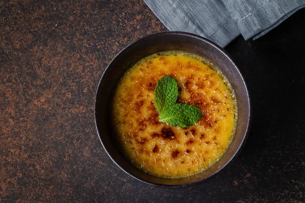 Tigela de creme brule com bagas frescas em fundo de madeira, vista superior — Fotografia de Stock