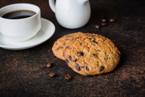 Kieliszek do kawy i mleko z ciasteczkiem czekoladowym na ciemnym kamiennym tle stołu. Morning Breakfast Concept. Kopiuj przestrzeń — Zdjęcie stockowe