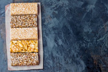 Karamel fındık, yeşil taş masa arka plan üzerinde bal. Atıştırmalık yiyecekler. Sağlıklı beslenme. Kopya alanı, üst görünüm