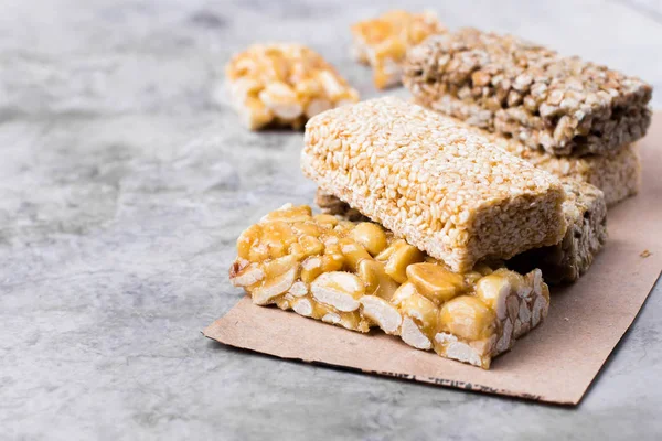 Nozes em caramelo, mel em fundo de mesa cinza. Snack-food. Alimentação saudável. Espaço de cópia — Fotografia de Stock