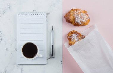 Kruvasan ve boş defter ve kalem ile kahve bardağı yukarıdan iki renkli arka plan üzerinde iş planı ve tasarım fikirleri için. Sabah planı. Düz döşeme konsepti