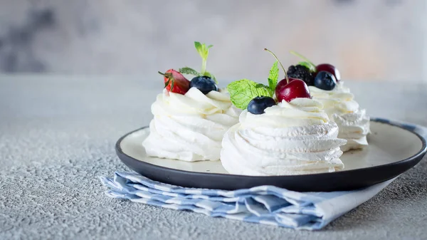 Meringue dessert Pavlova cake met verse bessen op een bord. Stenen achtergrond. Kopieer ruimte, Bannerafbeelding — Stockfoto