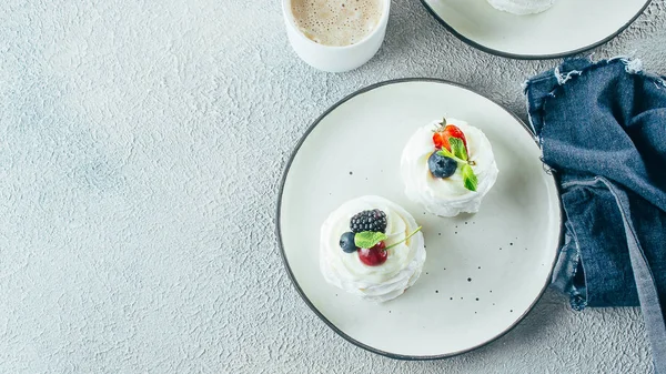 Десерт из безе Павлова со свежими ягодами на тарелке. Каменный фон. Копирование пространства, баннерное изображение, вид сверху — стоковое фото