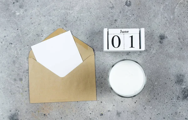 Παγκόσμια Ημέρα Γάλακτος. Γεμάτο ποτήρι γάλα σε πέτρινο τραπέζι. Γαλακτοκομικά, υγιεινή διατροφή και πρωινό έννοια. Ξύλινο ημερολόγιο 01 Ιουνίου 2019, κενή κάρτα για κείμενο. Επίπεδο lay, πάνω όψη, αντιγραφή χώρου — Φωτογραφία Αρχείου