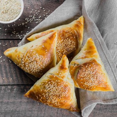 Ahşap masa arka plan üzerinde et ile lezzetli samosas samsa, üst görünümü. Doğu Asya Yemeği. Ramazan yemekleri