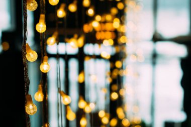 Soyut mavi ve gümüş ışıltılı parlaklık ampuller ışıklar arka plan bulanık. Noel duvar kağıdı süslemeleri kavramı. Xmas tatil festivali zemin