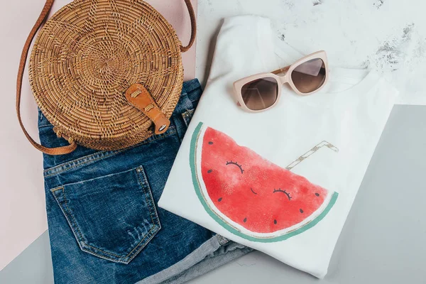 Flat lay with summer women's clothing and accessories. White t-s — Stock Photo, Image