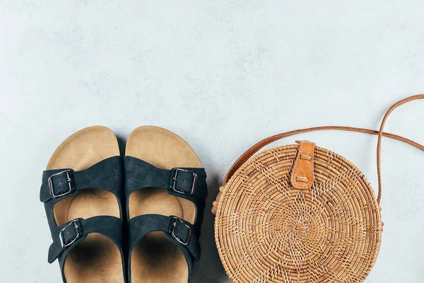 Casual Women's summer sandals and fashionable organic rattan bag. Vacation, travel concept. Top view, copy space — Stock Photo, Image