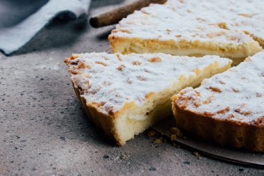 Taş masa arka plan üzerinde ev yapımı köy peynirpasta kek