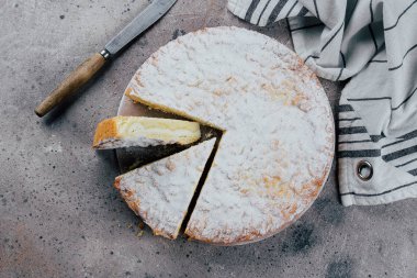 Taş masa arka plan üzerinde ev yapımı köy peynirpasta kek