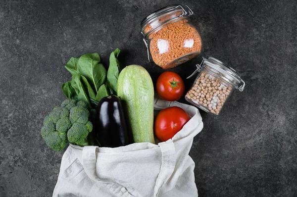 Zero waste concept. Female hands holding vegan vegetables in cot — Stock Photo, Image