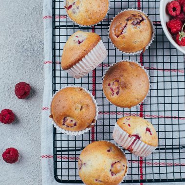 Hafif özlü soğutma için metal ızgara berry ahududu muffins