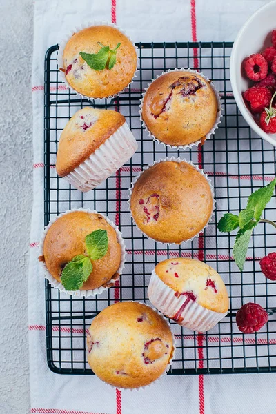 Muffin di lampone di bacca su griglia metallica per il raffreddamento su sfondo di cemento leggero. Vista dall'alto — Foto Stock