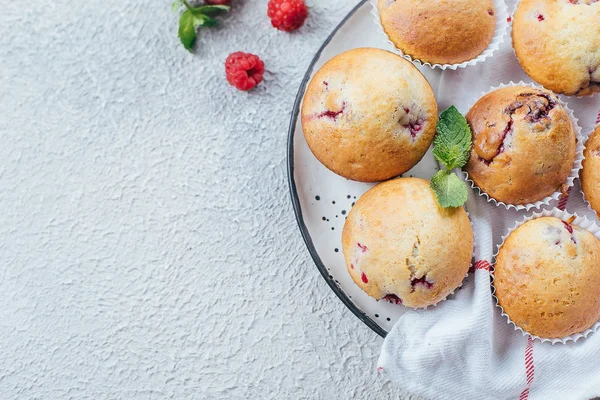 Muffin di lampone su sfondo di cemento chiaro. Vista dall'alto, piatta l — Foto Stock