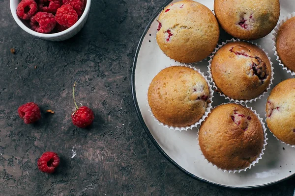 Muffin di lampone su sfondo di cemento chiaro. Vista dall'alto, piatta — Foto Stock