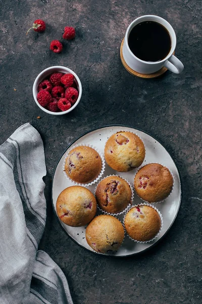 Tazza di caffè nero e muffinf lampone sul piatto su sfondo scuro tavolo di cemento. Vista dall'alto, flat lay, Prima colazione concetto . — Foto Stock