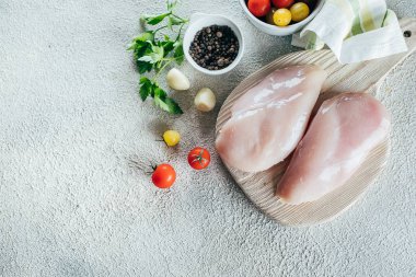 Kopya alanı ile gıda Arkaplan. Masa arka planda ahşap tahta üzerinde ham tavuk göğsü Filizin. Üst görünüm