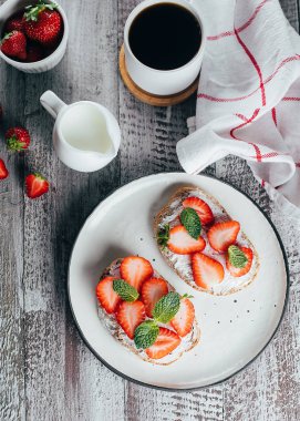 Kahvaltı yemek konsepti. İki tost veya Bruschetta ile plaka üzerinde s