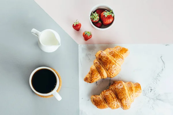 Healthy Breakfast Morning Concept. Dos croissants, tazón con str — Foto de Stock