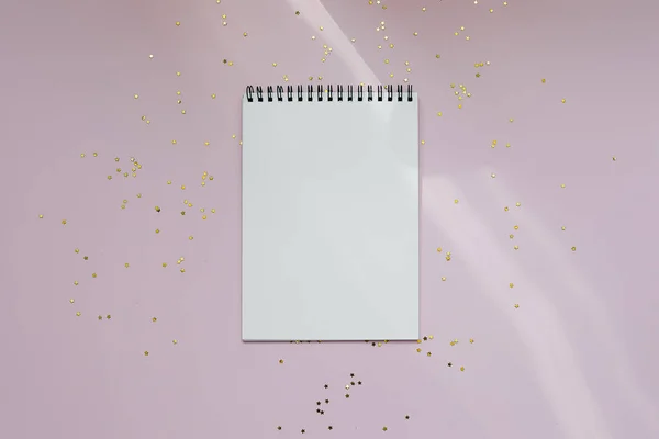 Lege notebook leeg met gouden sparkles confetti. Vakantie mockup. Kerst concept. Platte lay, bovenaanzicht, kopieer ruimte — Stockfoto