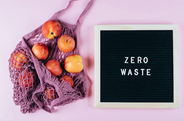 Mesh boodschappentas met fruit en letters zwart bord met tekst — Stockfoto