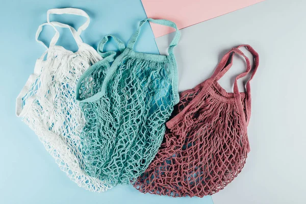 Twee herbruikbare Katoenen tassen (mesh bags) en prikbord met tekst nul afval. Eco vriendelijke concept. Platte lay, bovenaanzicht — Stockfoto