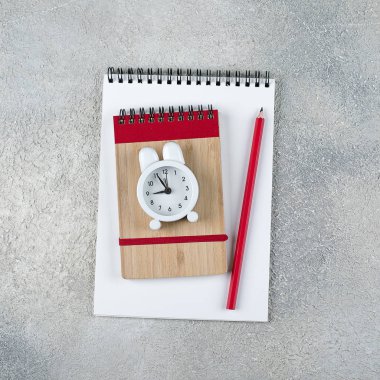 Okula geri dön. Okul zamanı minimal kavramı. Not defteri, kalem, al