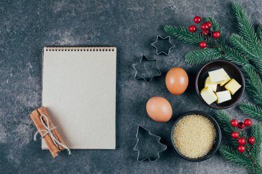 Noel ekmek kavramı. Gingerbread çiğ hamur Noel kurabiyeleri için. Mutlu yeni yıl 2019. Üstten görünüm