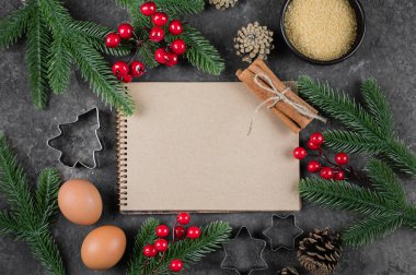 Noel Tarifi Menü Kavramı. Kahverengi taş arka plan üzerinde noel pişirme ve boş beyaz kağıt defter pişirmek için Malzemeler. Kopyalama alanı ile üst görünüm, mockup kavramı