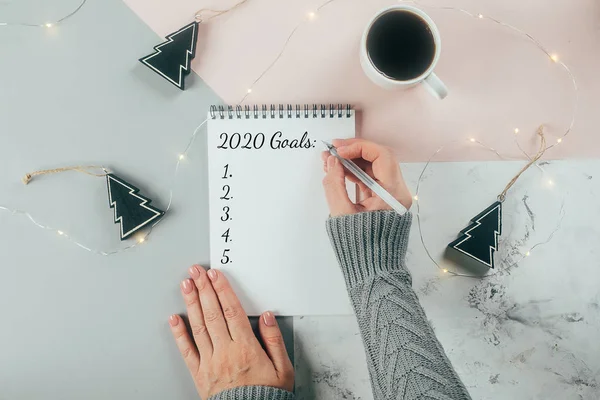 Gott nytt år 2020. Kvinnans hand skriva 2020 mål i Notebook — Stockfoto