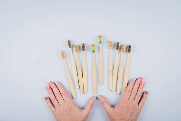 Vlakke lay compositie met bamboe tandenborstels op grijze achtergrond. Eco natuurlijke bamboe tandenborstels. Geen afval, plastic vrije items concept. Bovenaanzicht, kopieer ruimte — Stockfoto