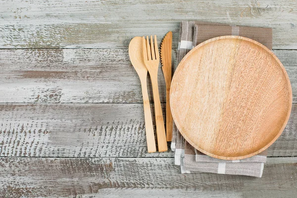 Ansicht von Holzteller und Besteck auf Holztischhintergrund. leerer Teller. Attrappe Food-Konzept. Kopierraum, Platz für Objekt — Stockfoto