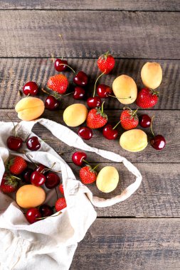 Kayısı, çilek ve kirazlı yeniden kullanılabilir çanta. Üst Manzara. Sıfır atık