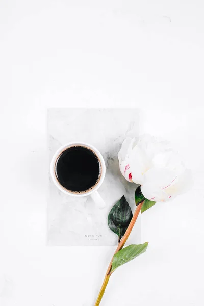 Kaffemugg Anteckningsbok Och Vita Pion Blommor Rosa Bord Bakgrund Mysigt — Stockfoto